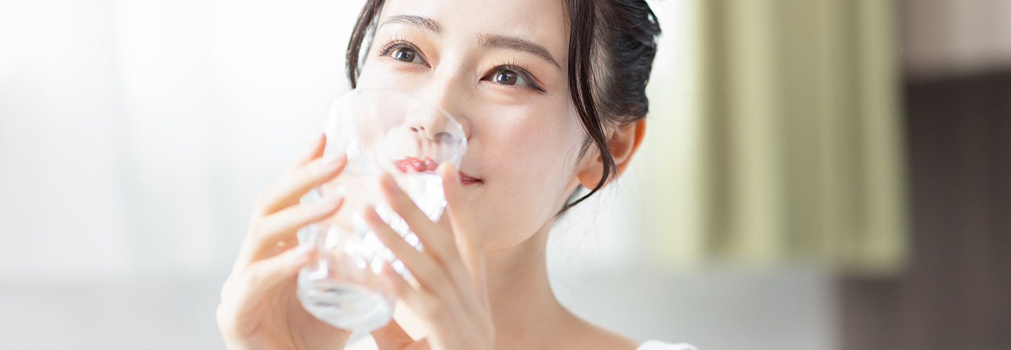 喉が渇く原因は?避けるべき飲み物や水分補給のポイントも紹介