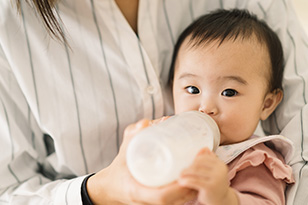【月齢別】赤ちゃんの水分補給の方法を解説！タイミングや脱水のサインも紹介