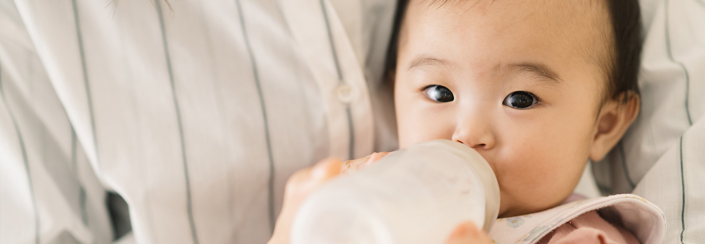 【月齢別】赤ちゃんの水分補給の方法を解説!タイミングや脱水のサインも紹介