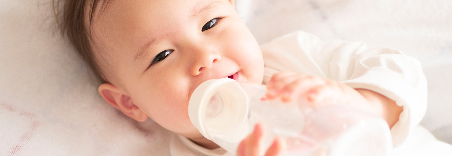 生後5ヶ月の赤ちゃんに必要なミルクの量は？体重別の目安と1日の授乳スケジュールも