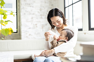 赤ちゃんのミルクは作り置きしてもいい？注意点と正しい保存方法を解説