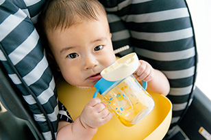 赤ちゃんにいつから麦茶をあげていい？注意点や作り方を解説