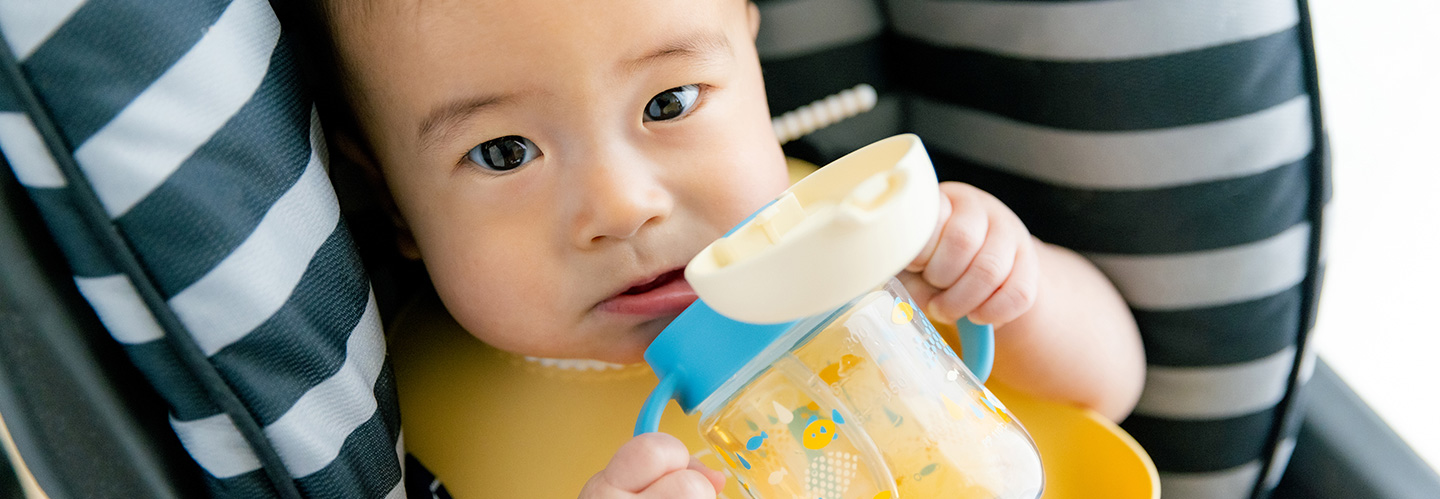 赤ちゃんにいつから麦茶をあげていい？注意点や作り方を解説
