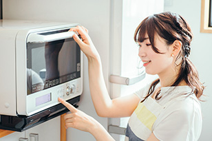 電子レンジでお湯を沸かすのは安全？正しい方法と注意点を解説