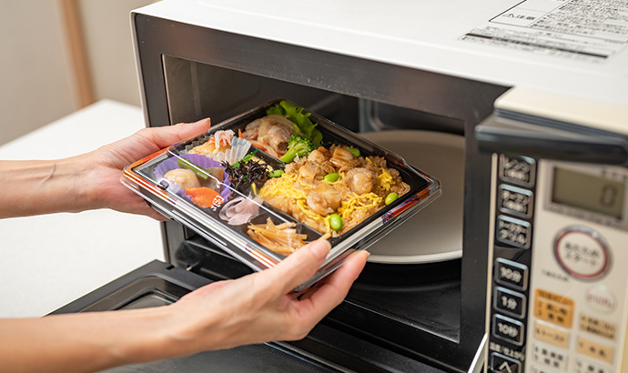 電子レンジでお湯を沸かす仕組みとは？