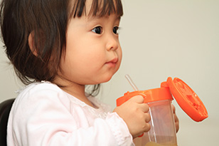 赤ちゃんのストローの練習方法とは？ストローマグも活用しよう
