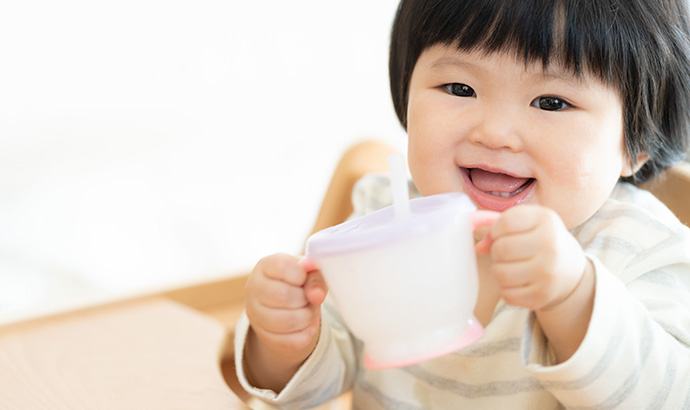 赤ちゃんのストロー飲みの練習方法