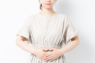 生理痛を和らげるのにおすすめの飲み物は？生理痛の要因や避けるべき飲み物も紹介