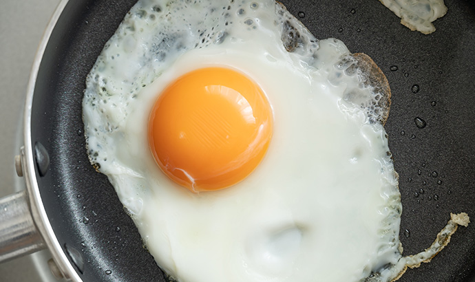 水を入れなくても目玉焼きはおいしく焼ける？