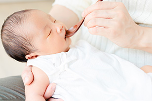 赤ちゃんに白湯は必要？与え始める時期と赤ちゃん用の白湯の作り方を紹介