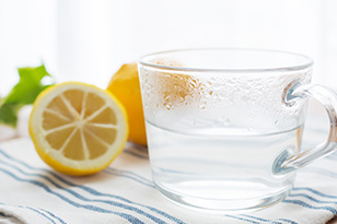 レモン白湯にはどんな効果がある？作り方や注意点について解説