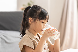 牛乳の飲みすぎはデメリットがある？1日の摂取量の目安は？