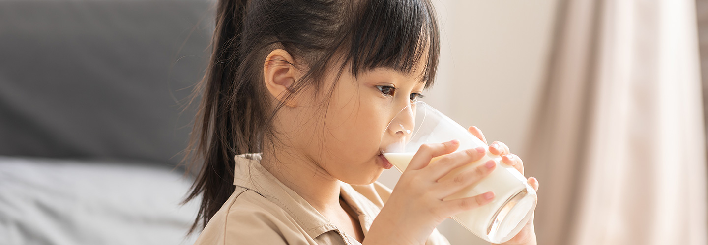 牛乳の飲みすぎはデメリットがある？1日の摂取量の目安は？