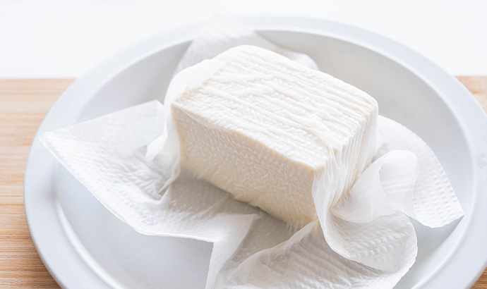 豆腐の水切りはキッチンペーパーを使う方法が一般的