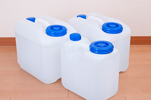 スーパーにある無料の水の正体とは？安全性や注意点を解説