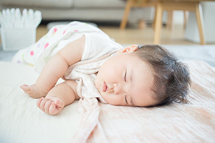 赤ちゃんの寝汗がびっしょり？理由と対策について解説