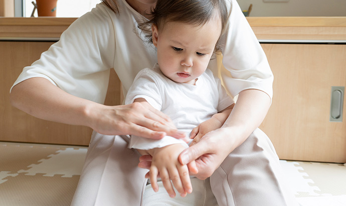 赤ちゃんが寝汗をかいたときにしてあげたいこと