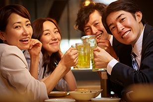 アルコールを摂取すると脱水症状になる？正しい水分補給の方法とは