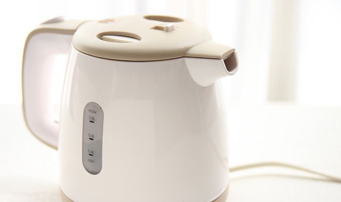 ウォーターサーバーのお湯をケトルで温めるとカップラーメン作りの時短に