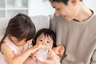 赤ちゃんのミルクを作る時の温度は？ミルクを作る際の注意点も解説
