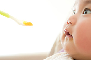 赤ちゃんの離乳食にだしはいつから使える？時期や濃さの目安とは？