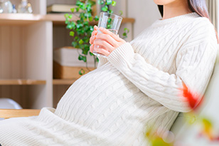 妊娠中におすすめの飲み物は?NGなものや水分補給が大切な理由を解説